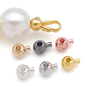 Makro-Detail von Kupfer-Quetschperlen in Gold und Silber für die DIY-Schmuckherstellung