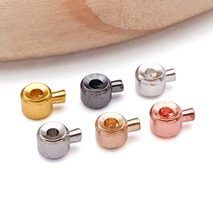 Makroaufnahme von Kupfer-Quetschperlen in sechs Metallfarben für DIY-Schmuck
