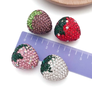 Vista macro de cuentas de cristal con forma de fresa colorida para joyería DIY y artesanía