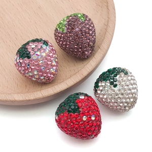 Primer plano de cuentas de fresa con diamantes de imitación para joyería DIY y colgantes