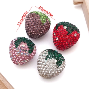 Colgantes de fresa con pedrería de colores para la creación de joyas y manualidades DIY