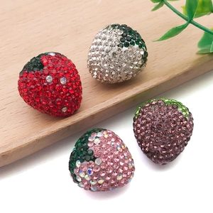 Vista de detalle de cuentas de fresa brillantes con diamantes para bisutería artesanal DIY