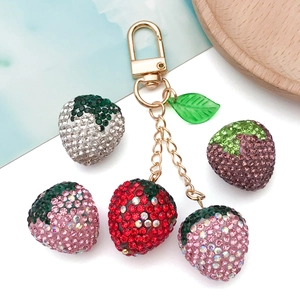 Colgantes de fresa brillantes con diamantes de imitación de colores y cierres dorados