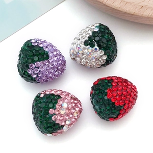 Dettagli macro di ciondoli a fragola 3D con strass scintillanti per gioielli fai-da-te