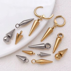 Makroaufnahme von Edelstahl-Spike-Anhängern im Punk-Stil in Gold und Silber