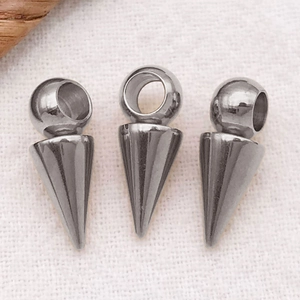 Nahaufnahme von drei Gunmetal-Edelstahl-Kegelanhängern für die Schmuckherstellung