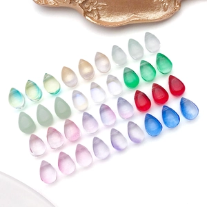 Détail de perles en verre colorées en forme de goutte pour bijoux artisanaux