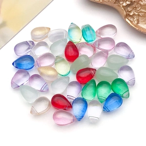 Détail de perles gouttes en verre colorées 6x9mm avec poudre dorée pour bijoux DIY