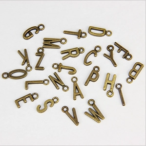 Detailansicht antiker bronzefarbener Buchstabenanhänger für DIY-Schmuck und Bastelarbeiten