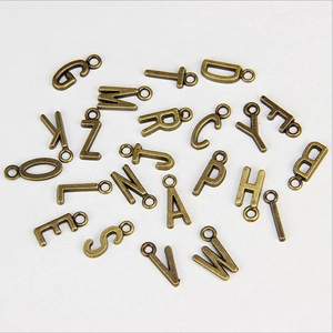 Vintage Bronze Buchstabenanhänger aus Legierung mit Ösen für DIY-Schmuckherstellung