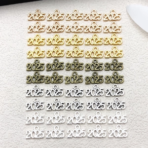 Detalle de dijes 2025 en aleación de oro y plata para la creación de joyas artesanales