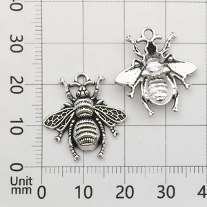 Macro-detail van bijenhangers met 18x20mm afmeting op een raster voor DIY-projecten