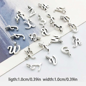 Gros plan de 26 breloques alphabet en alliage argenté mesurant 1,0 cm sur 1,0 cm