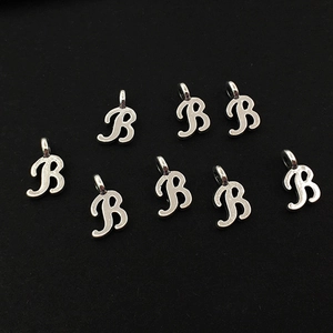 Vue détaillée de huit breloques lettre B en alliage argenté poli pour bijoux artisanaux