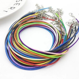 Detalle de collares de cordón encerado de 1,5mm con cierres de langosta y extensiones