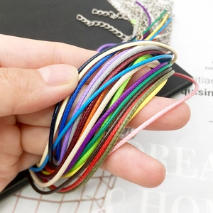 Primer plano de collares de cordón encerado de 1,5 mm de colores con cierres para DIY