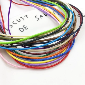 Vista macro de cordones encerados de 1,5 mm de colores para hacer joyas DIY