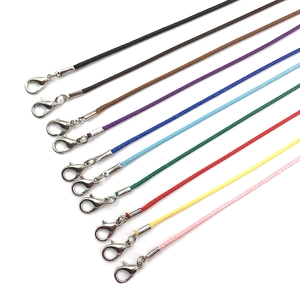 Vista detallada de collares de cordón encerado de 1,5 mm con cierres de langosta y extensiones
