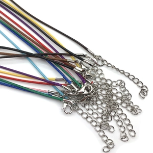Detalle de collares de cordón encerado multicolor con cierres de langosta y cadenas de extensión