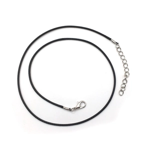 Detalle de un collar de cordón encerado negro de 1,5 mm con cierre de langosta plateado