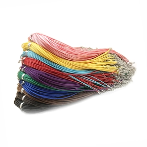 Vista detallada de collares de cordón encerado de 1,5 mm con cierres de langosta y extensiones