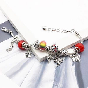 DIY Bettelarmband aus Silber mit roten Glasperlen und Anhängern wie Meerjungfrau und Krone