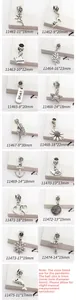 Detail van vintage zilveren bedeltjes inclusief kronen en sterren voor DIY-sieraden