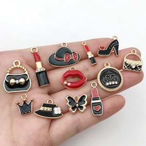 DIY Schmuckanhänger Set mit 12 Mode-Anhängern wie Absätze, Taschen und Lippenstiften