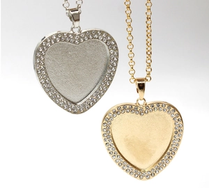Détail de pendentifs en forme de cœur dorés et argentés avec des bordures en strass brillants