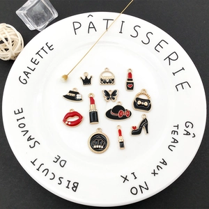 Detail von DIY Legierungsanhängern mit Lippenstift und Kronen für Schmuckherstellung