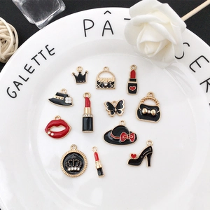 Detailansicht der Legierungsanhänger mit Lippenstift, High Heels und Handtaschen-Motiven