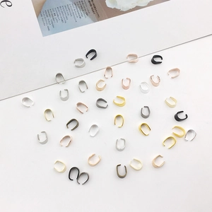 Vue détaillée de bélières à pincer en plusieurs finitions métalliques pour bijoux DIY