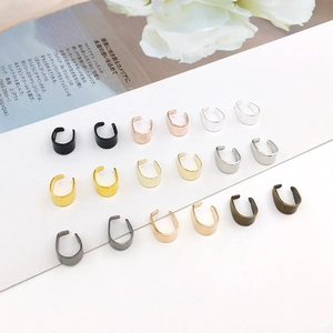 Vue détaillée d'attaches de pendentifs en métal multicolores pour création de bijoux