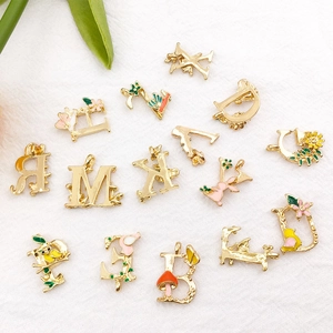 Gouden letters hangers van legering met bloemen-emaille voor DIY-sieraden maken