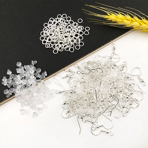 Kit DIY bijoux avec crochets d'oreilles argentés, anneaux et fermoirs en silicone