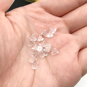 Vue macro des fermoirs d'oreilles en silicone transparent pour la création de bijoux