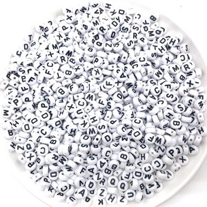 Platte ronde witte acryl alfabet kralen met zwarte letters voor DIY armbanden maken sieraden