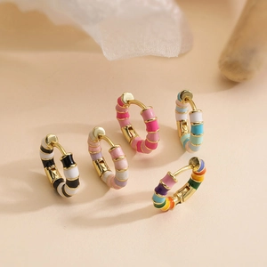 Détails de créoles en émail coloré avec texture bambou et finition plaquée or chic