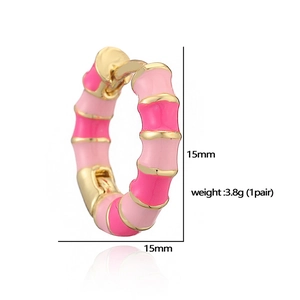 Créoles en émail rose style bambou doré de 15mm avec un poids léger de 3,8g la paire