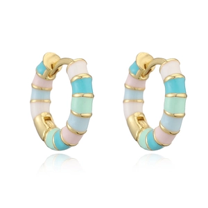 Boucles d'oreilles anneaux en émail arc-en-ciel style bambou et métal doré mat