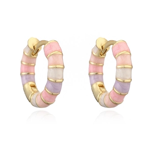 Détails de boucles d'oreilles créoles style bambou avec émail coloré et métal doré