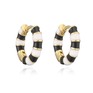 Boucles d'oreilles créoles bambou dorées avec émail rayé noir et blanc chic