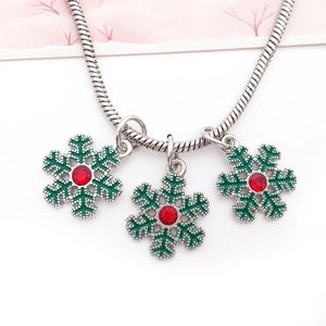 Weihnachtliche Schlangenkette mit grünen Emaille-Schneeflocken und roten Kristallen