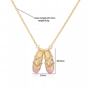 Collana ballerine dorate con smalto rosa e cristalli su una catena da 40 più 5cm
