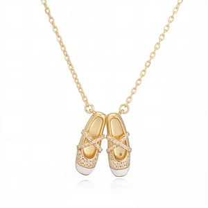 Collana con ciondolo scarpette da ballo dorate con zirconi e dettagli multistrato