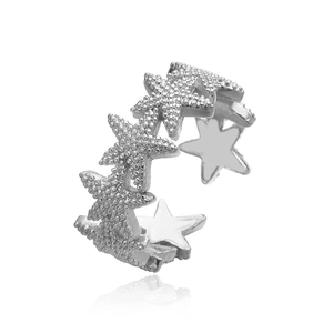Dettaglio dell'anello stella marina argento con finitura opaca e design a stelle