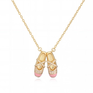 Elegante collana dorata con ciondolo scarpette da ballo in smalto rosa e cristalli