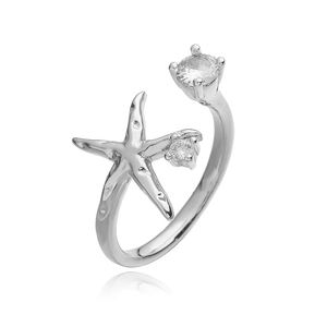 Dettaglio dell'anello regolabile a stella marina con zirconi e finitura argento