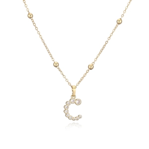 Dettaglio della collana con lettera C dorata e cristalli con catena a sfere