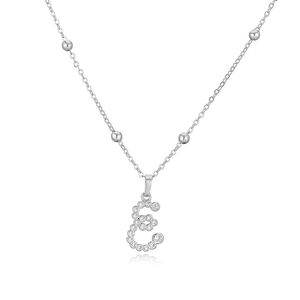 Dettaglio pendente lettera E in argento con zirconi su una collana a catena sottile